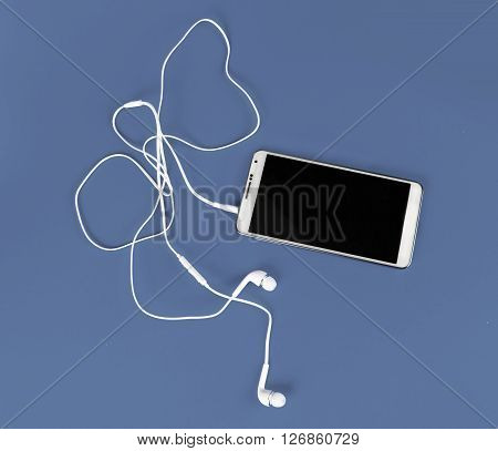 the white earphones for using with digital music or smart phone