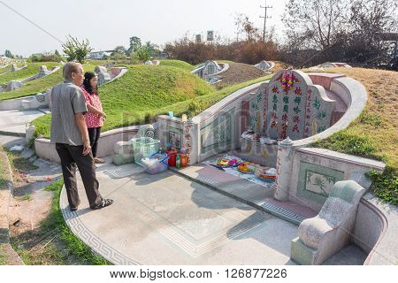 CHONBURI, THAILAND - APRIL 2 : Thai people praying Ancestor Worshipping with Sacrificial offering in the Qingming Festival at Jing Gung Cemetery on April 2, 2016 in Chonburi, Thailand.