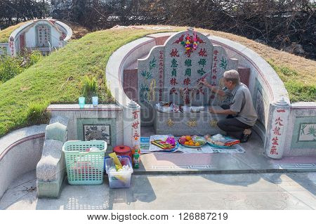 CHONBURI, THAILAND - APRIL 2 : Thai people praying Ancestor Worshipping with Sacrificial offering in the Qingming Festival at Jing Gung Cemetery on April 2, 2016 in Chonburi, Thailand.
