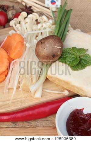Making Korean tofu soup with rice is delicious