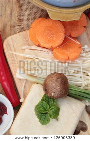 Making Korean tofu soup with rice is delicious
