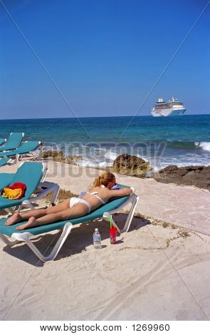 Fille sur la plage