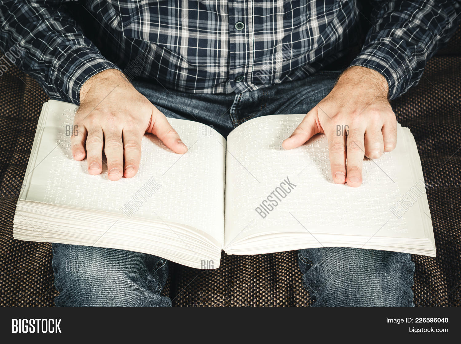 Книги для слепых. Луи брайль изобретения. Книга написанная слепым. Чтение письму и чтению по брайлю. Слепой читает.