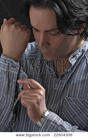 Knappe mannen buttoning zijn shirt