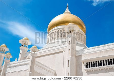 Bandar Seri Begawan(bsb), Brunei-october. 11:masjid Sultan Omar Ali Saifuddin Mosque And Royal Barge