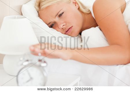 Kobieta obudzić alarmclock w jej sypialni