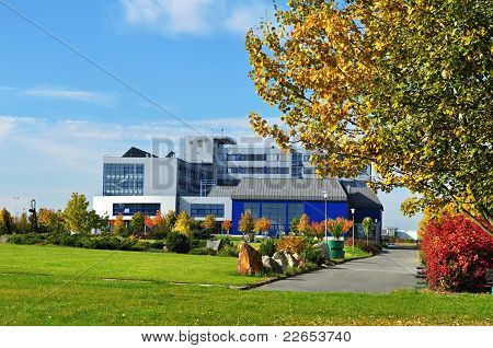 Edificio en otoño azul