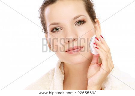 Una bella donna pulizia viso