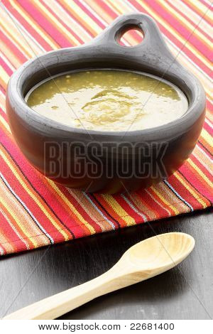 Tomatillo saus In Colombiaanse Clay schotel