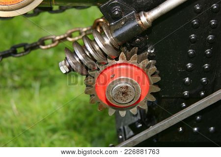 Gears And Cogs On Steam Powered Scale Model Traction Engine.
