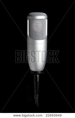 Microphone sur fond noir