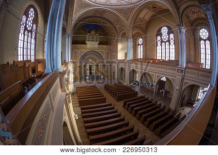Oradea, Romania - January 27, 2018: Inside Of The Neolog Synagogue Zion. Built Between 1877-1878 In 