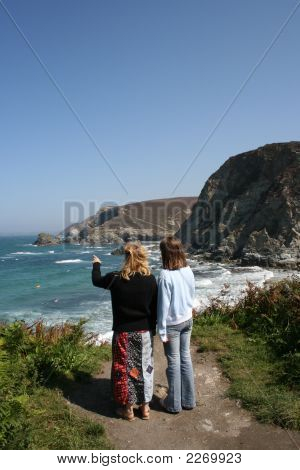 Mutter und Tochter genießen die Aussicht