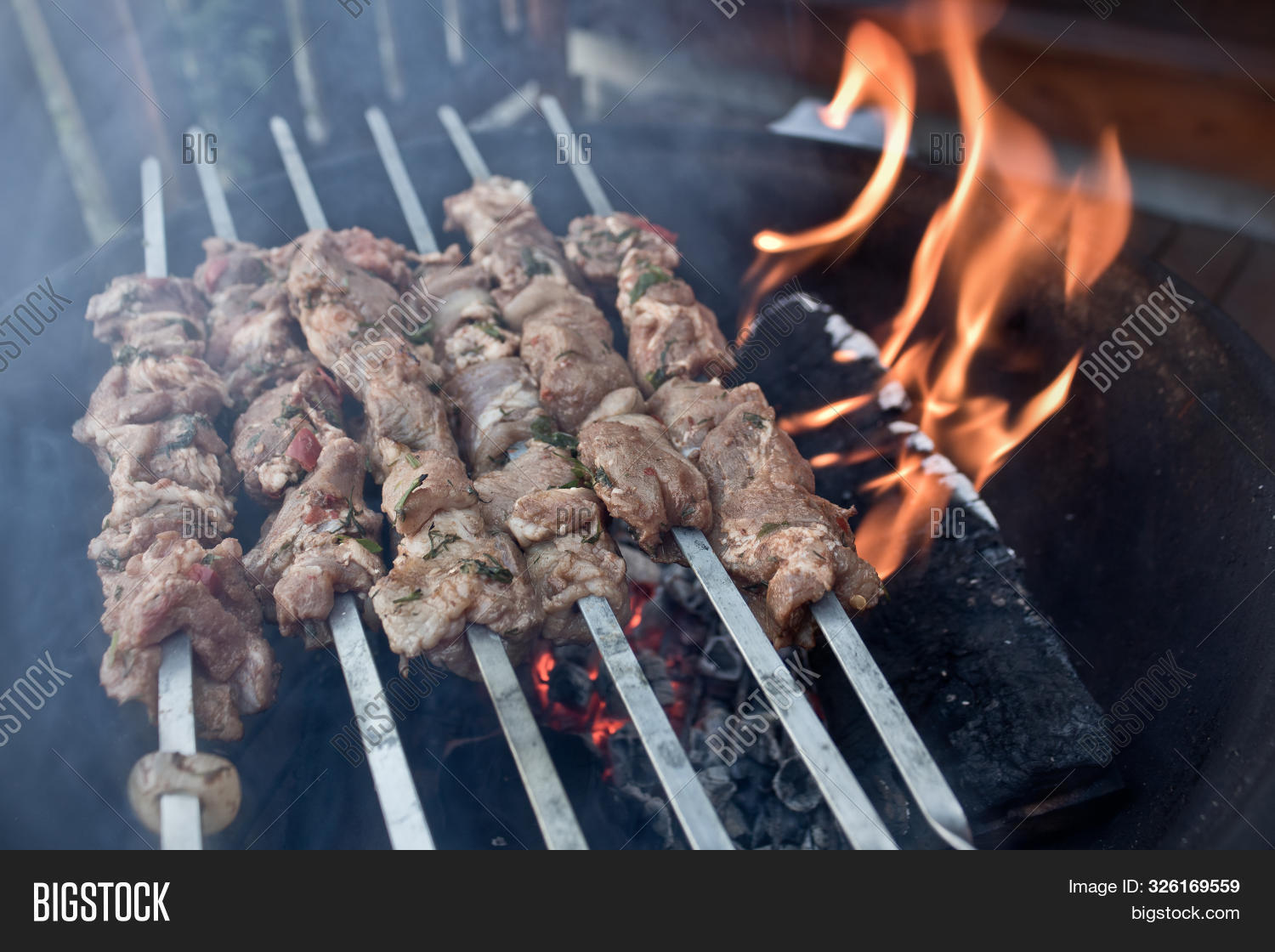 Барбекю на природе. Шашлык горит. Шашлык горит. Шашлыки на природе. Пережаренный шашлык.