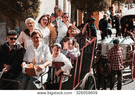 Reus, Spain. March 2019: Vintage Dressed People On Top Of A Horse-drawn Carriage The Tres Tombs Fest