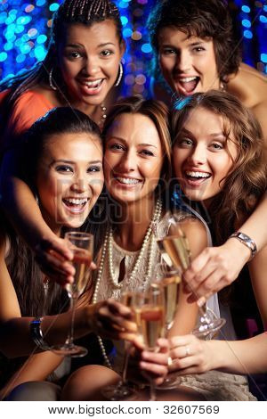 Colpo di giovani donne celebrando il loro amico di gruppo '??imminente matrimonio s, addio al nubilato