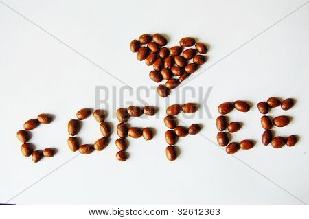 hjerte fremstillet af kaffebønner på hvid baggrund