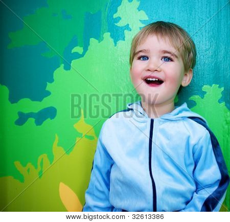 kleine Junge abstrakt Wand.