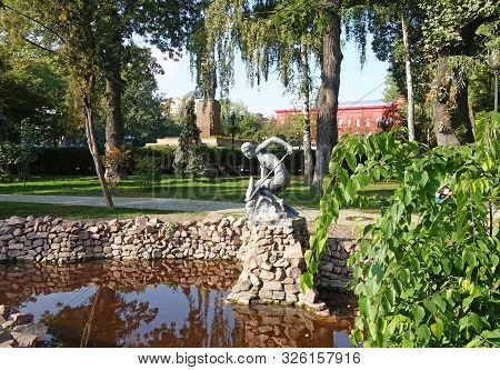 Kiev. Ukraine. October 01, 2019 Shevchenko Park In The Fall. Park Sculpture Over The Pool Fountain. 