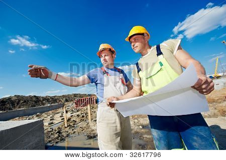 两名工程师建筑与施工现场的蓝图计划
