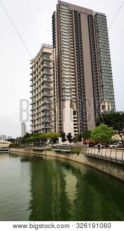 Singapore-sep 22, 2019: Block Of Flat With Reflections Along Kallang River In Singapore