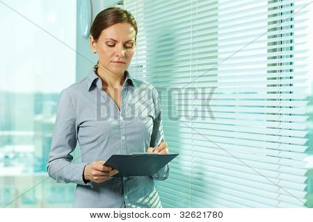 ernsthafte Business Woman working in office