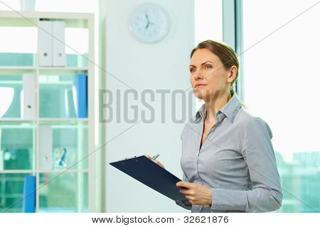 confident Business Woman working im Büro