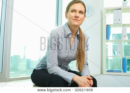 Smiling Business Woman sitzen im Büro