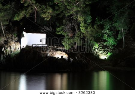 Isola di Panagias di notte In Parga Grecia