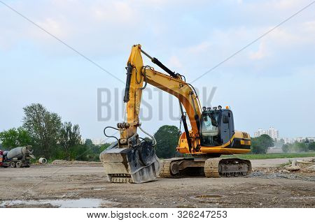 Excavator With Crusher Bucket For Crushing Concrete. Construction Waste Recycling For Construction M