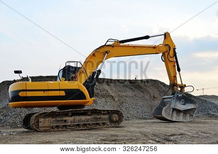 Excavator With Crusher Bucket For Crushing Concrete. Construction Waste Recycling For Construction M