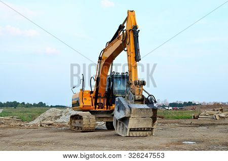 Excavator With Crusher Bucket For Crushing Concrete. Construction Waste Recycling For Construction M