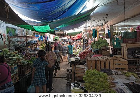 Campeche, Mexico-march 13, 2018: Fruit And Vegetable Stalls In The Market Hall Of Campeche Mexicofru