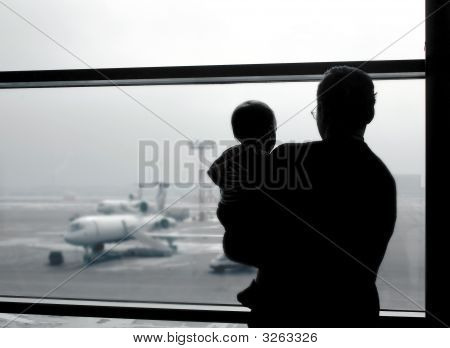 Padre e figlio guardando gli aeroplani