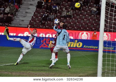 Portiere in azione, prendendo un gol