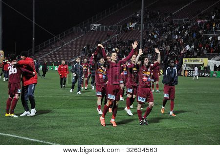Giocatori FC CFR Cluj celebrano la vittoria contro il FC Otelul Galati
