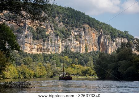 La Roque-gageac, Dordogne, France - September 7, 2018: A Tourist Boat, In French Called Gabare, On T