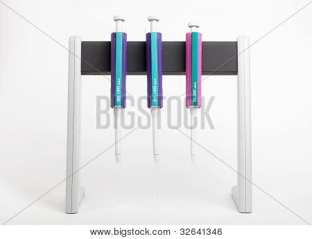 Três pipetas em um carrinho