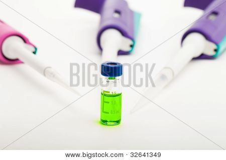 Pipetas de três e um tubo de ensaio