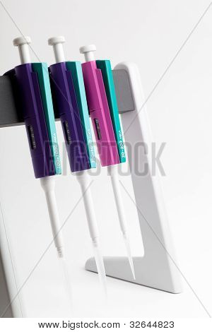 Três pipetas em um carrinho
