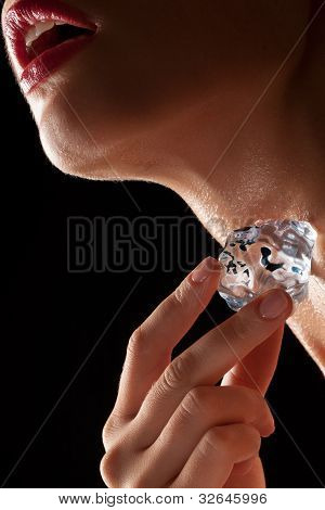 Mujer sosteniendo el hielo al cuello.