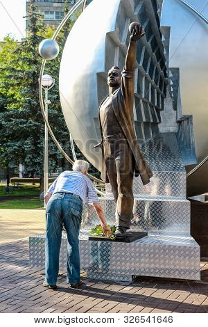 Obninsk, Russia - July 2016: Monument To The Pioneers Of Nuclear Energy. Laying Flowers At The Openi