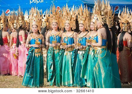 schÃ¶nen Surin thai TÃ¤nzer stehen