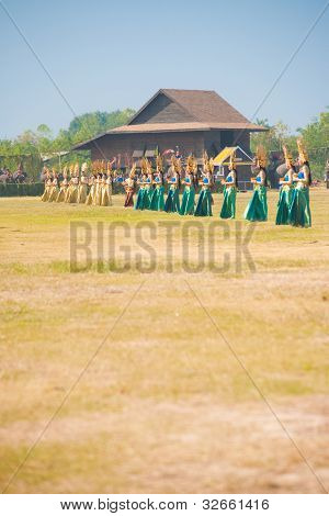 Zeile thai traditionelle TÃ¤nzer tanzen