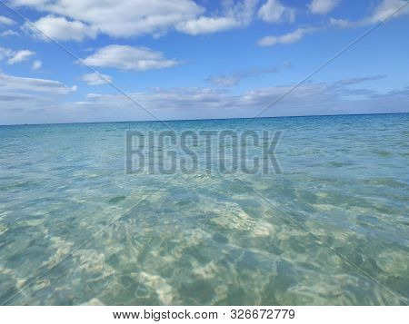Tranquilidad Y Calma En El Azulado Mar