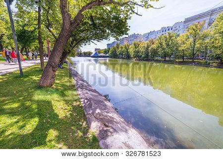 City The Moscow.chisty Pond On Chistoprudny Boulevard. 08.11.2019