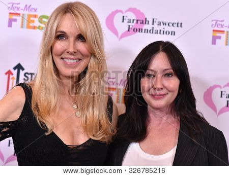 LOS ANGELES - SEP 06:  Alana Stewart and Shannen Doherty arrives for the Farrah Fawcett Foundation's 