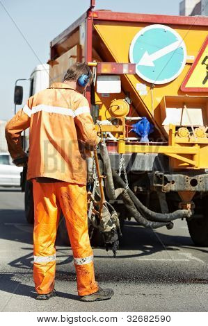 Trabajador de camino en carretera de asfalto calle parches reaparing trabajo