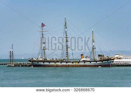 San Francisco, Usa - July 25, 2008: View To Pier In San Francisco With Vintage 1886 Sailing Ship Bal