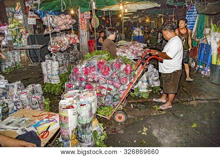 Bangkok, Thailand - Jan 4, 2010: People Sell Fresh Roses At Night At The Flower Market Pak Klong Tal